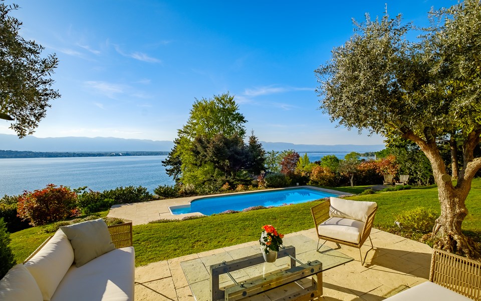 Superbe villa contemporaine avec vues exceptionnelles sur le lac Léman